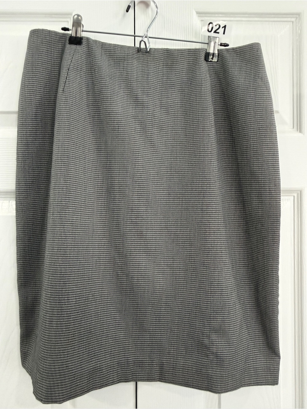 Alia Gray Micro-Houndstooth Pencil Skirt Lined